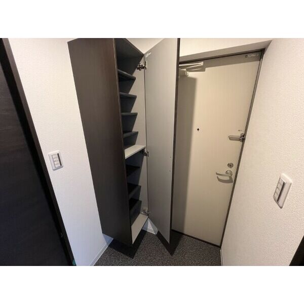玄関　室内写真は別部屋の写真です。