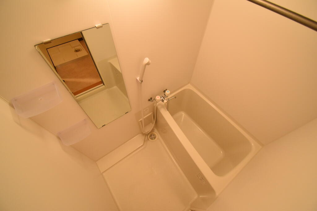 バス・シャワールーム　※同建物の別のお部屋の写真です。