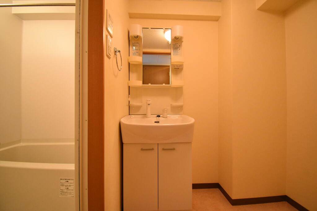 洗面設備　※同建物の別のお部屋の写真です。