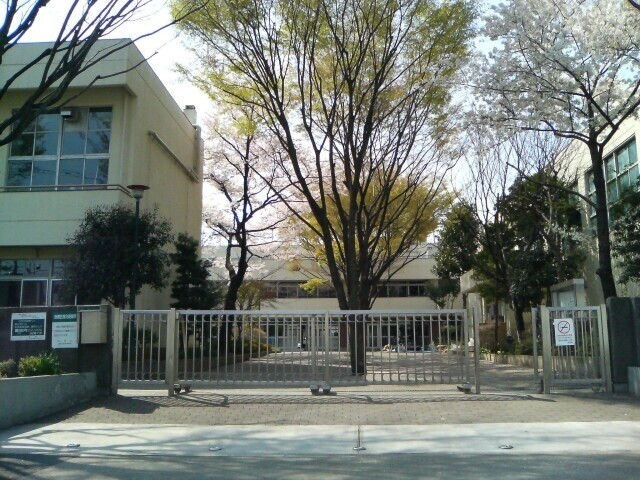 中学校　板橋区立高島第三中学校（中学校）まで835m
