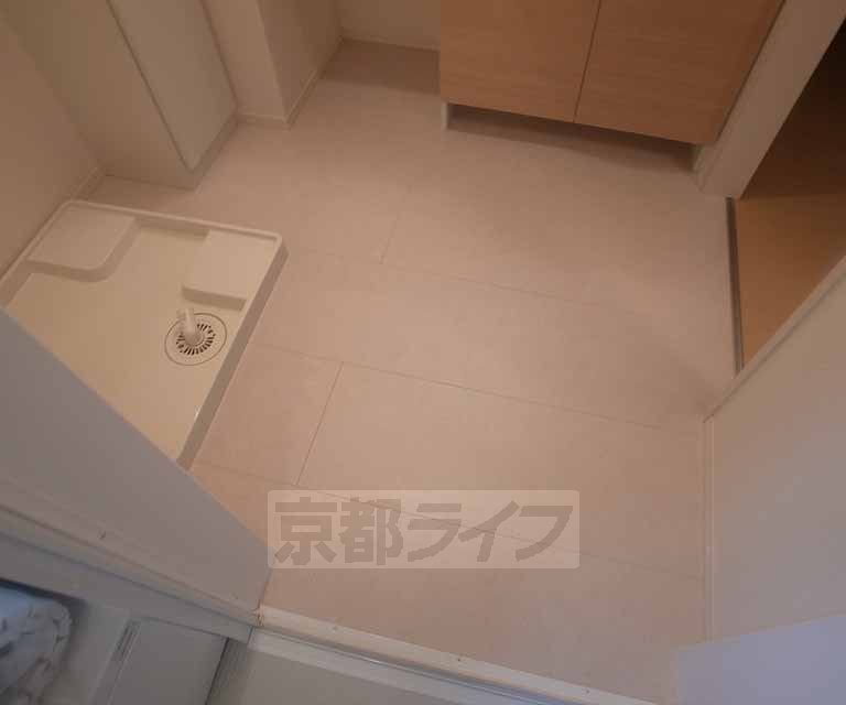 洗面設備　洗濯機置き場もある広い脱衣所です・