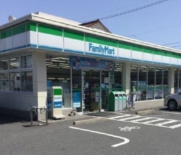 コンビニ　ファミリーマート（コンビニ）まで900m