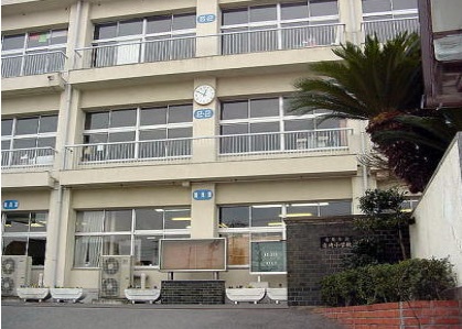 小学校　倉敷市立赤崎小学校（小学校）まで303m