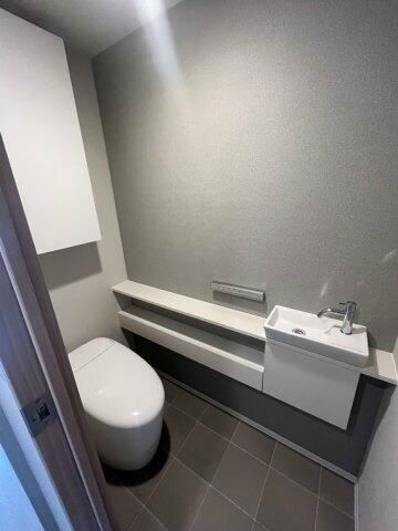 トイレ　落ち着いた色調のトイレです