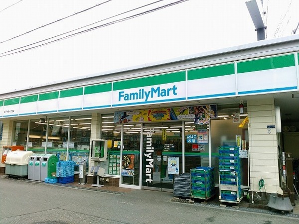コンビニ　ファミリーマート中島東店（コンビニ）まで180m