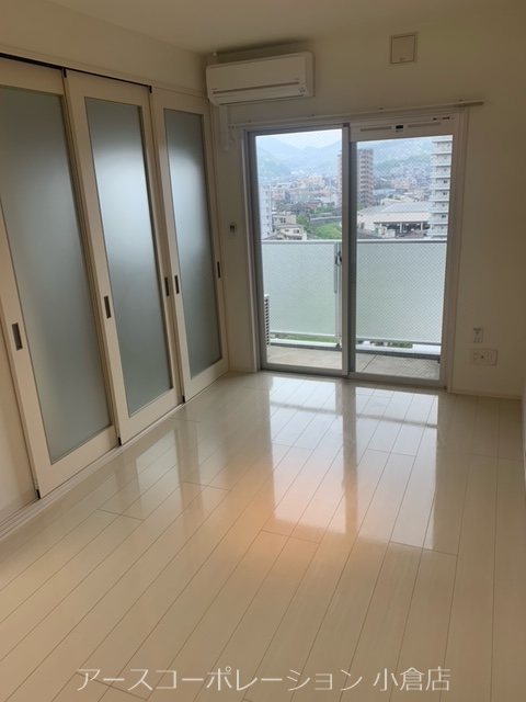 居室・リビング　建具、フローリングの色は現況を優先致します。