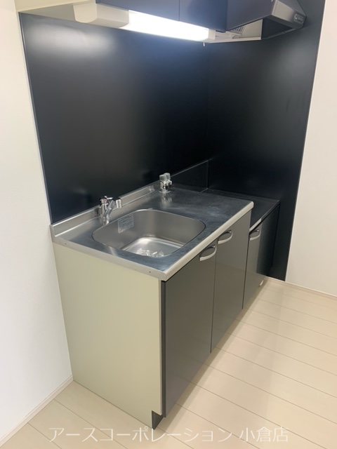 キッチン　建具、フローリングの色は現況を優先致します。