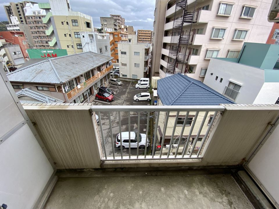 バルコニー　遮蔽物がないので明るいお部屋です