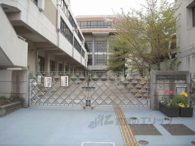 小学校　西陣中央小学校（小学校）まで600m