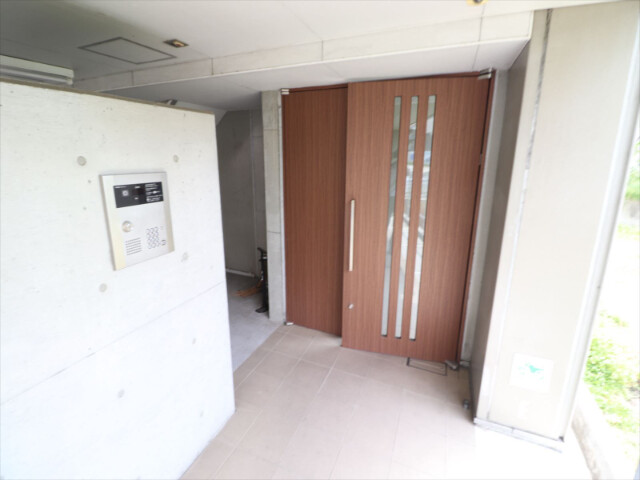 エントランス　オートロック付きで防犯面も安心です