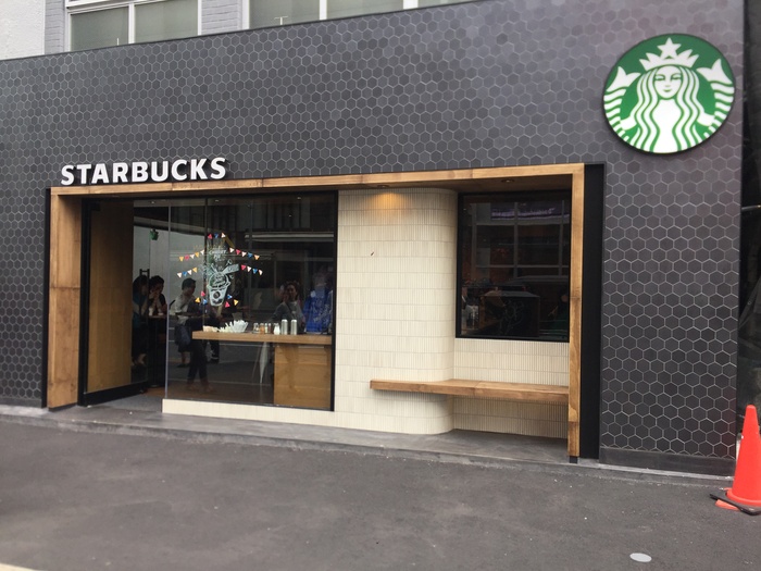 飲食店　スターバックス原宿店（飲食店）まで597m