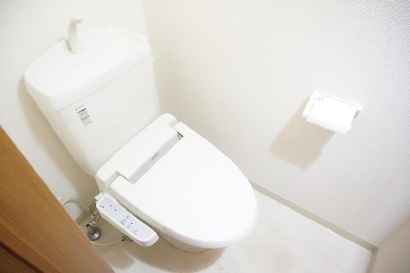トイレ　トイレは快適な温水洗浄便座付き