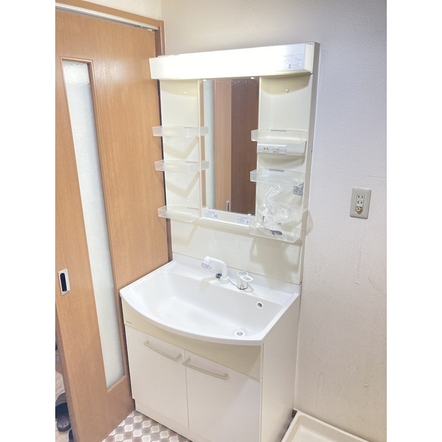 洗面設備　リフォーム前の写真です