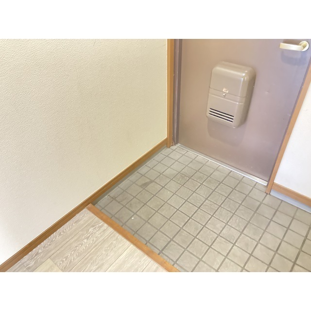 玄関　リフォーム前の写真です