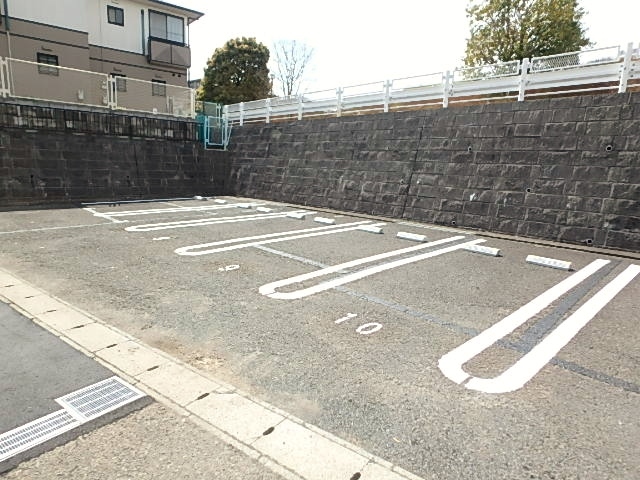 駐車場　敷地内に駐車場あります※空要確認。