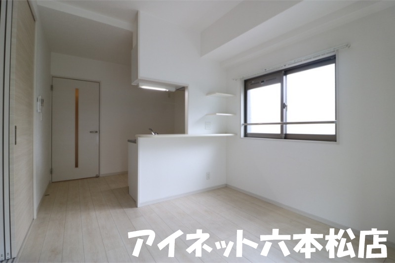 居室・リビング　2面採光の明るいお部屋です。