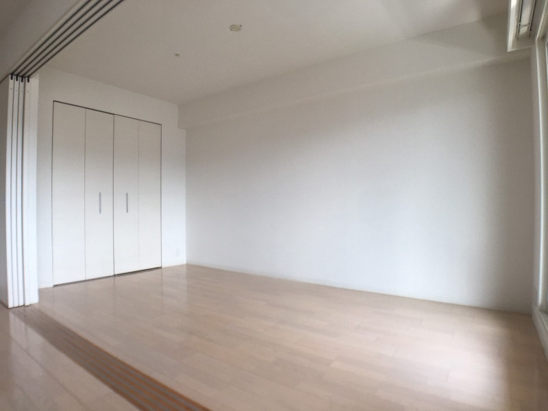 その他部屋・スペース　こちらは寝室の写真で戸を開ければ広く使えますね！