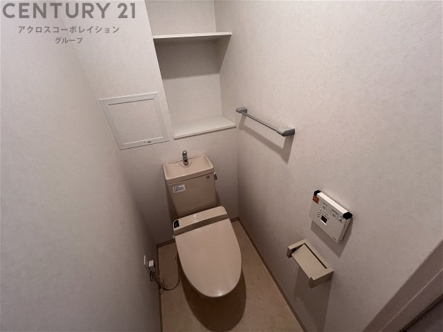 トイレ　温水洗浄便座つきで便利です！