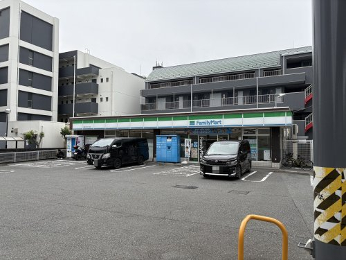 コンビニ　ファミリーマート 鶴見中央三丁目店（コンビニ）まで130m