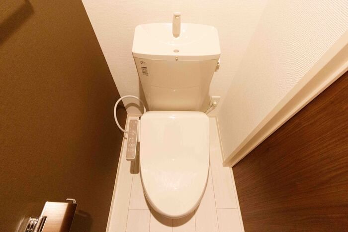 トイレ　落ち着いた色調のトイレです