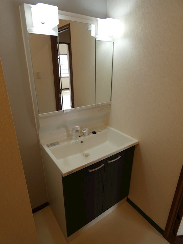 洗面設備　※同間取り別部屋の写真です