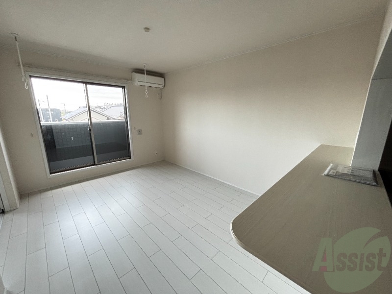 居室・リビング　白を基調とした綺麗なお部屋ですね。日当たりも良好です