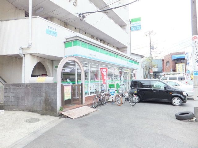 コンビニ　ファミリーマート相模女子大前店（コンビニ）まで695m