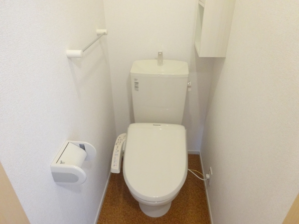 トイレ　温水シャワー付きトイレです