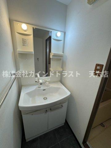 洗面設備　明るい洗面所です