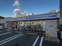 コンビニ　ローソン 小菅四丁目店（コンビニ）まで136m