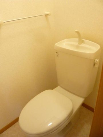 トイレ　落ち着いた色調のトイレです