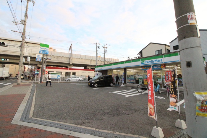 コンビニ　FamilyMart（コンビニ）まで225m