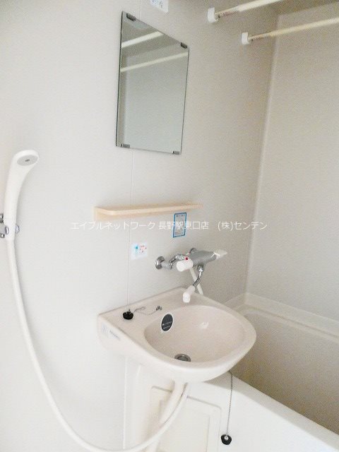 洗面設備　写真は105号室です（参考）