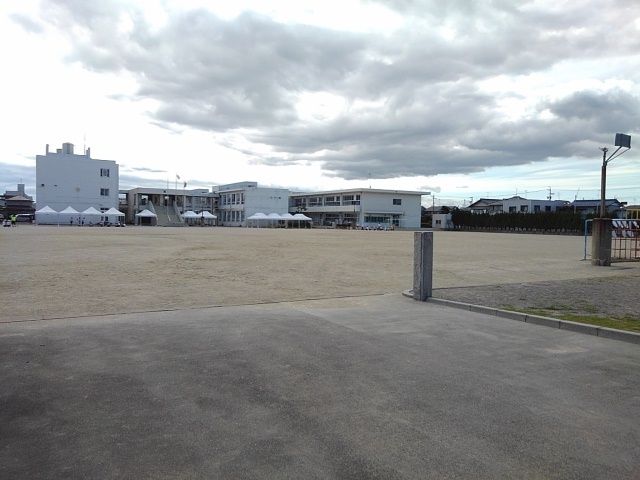 小学校　羽島市立中央小学校（小学校）まで750m