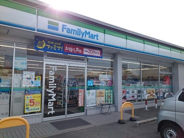 コンビニ　ファミリーマート様（コンビニ）まで300m