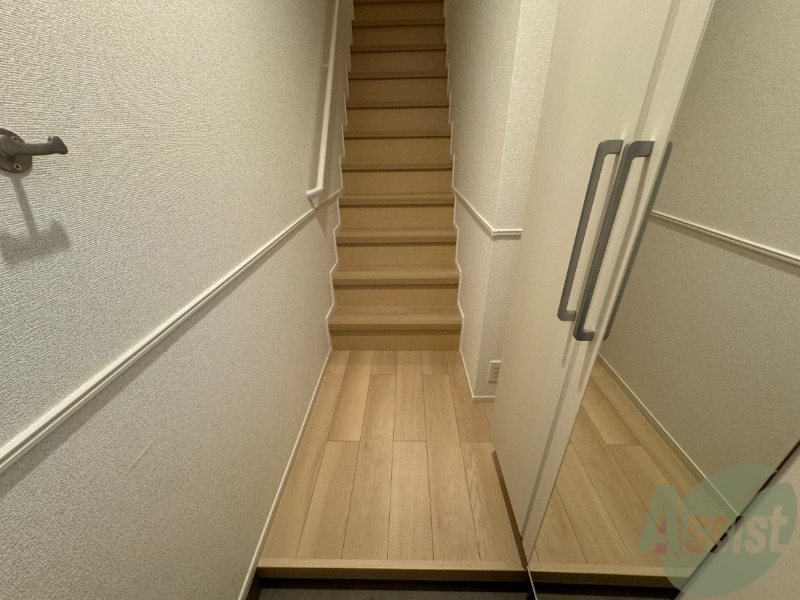 玄関　玄関からの様子です。すぐ部屋が見えないのは安心ですね。