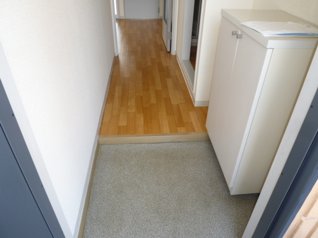 玄関　同物件の別のお部屋です