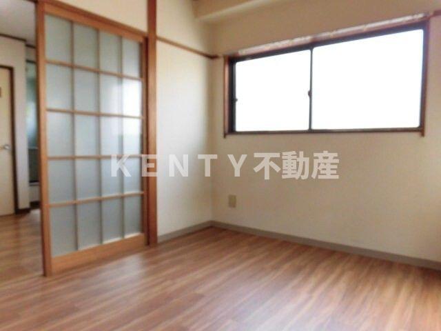 その他部屋・スペース　落ち着いた色調の寝室です