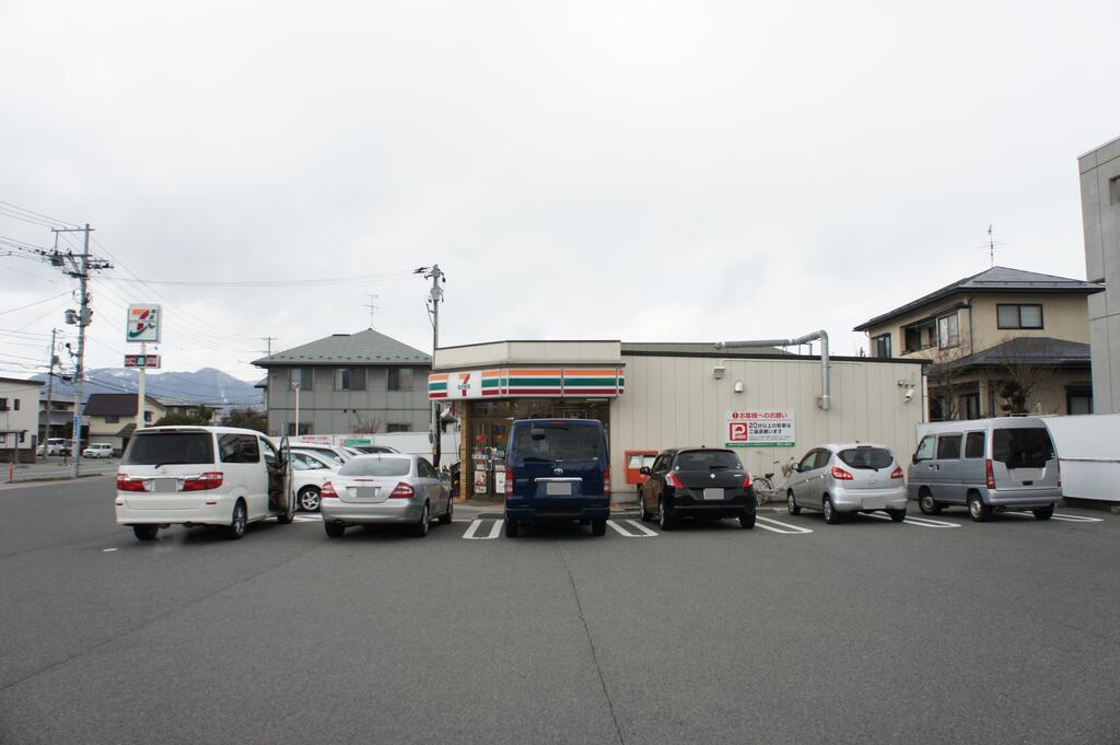 コンビニ　セブンイレブン山形南館3丁目店（コンビニ）まで486m