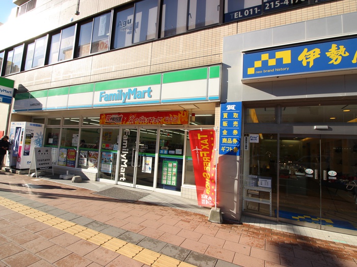 コンビニ　ファミリーマート（コンビニ）まで181m