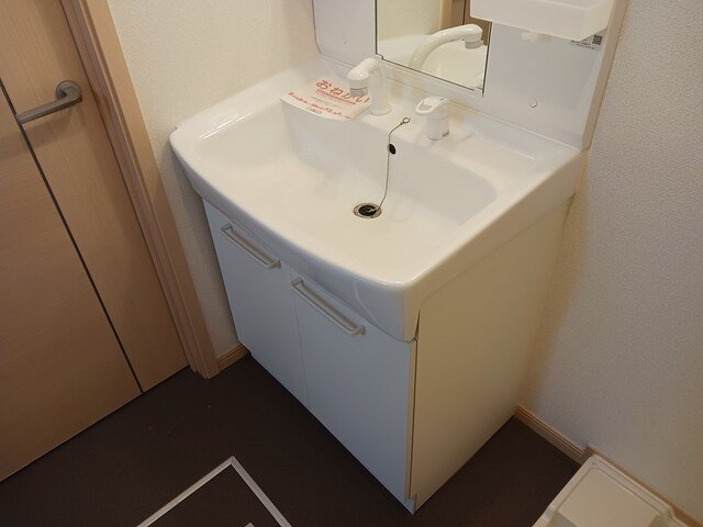 洗面設備　明るい洗面所です