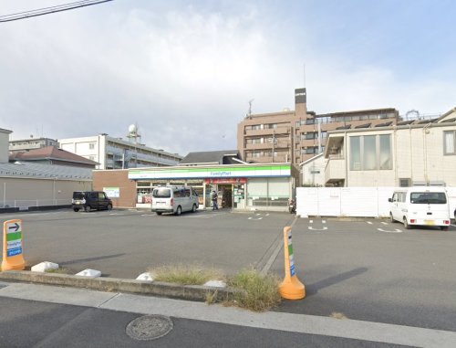 コンビニ　ファミリーマート 大和東三丁目店（コンビニ）まで884m