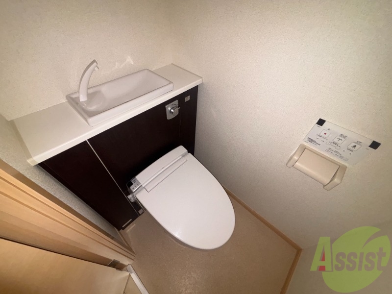 トイレ　トイレは温水洗浄便座です。シンプルな雰囲気になっています。