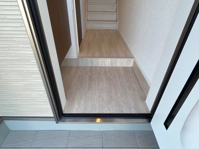 玄関　※別部屋参考写真※