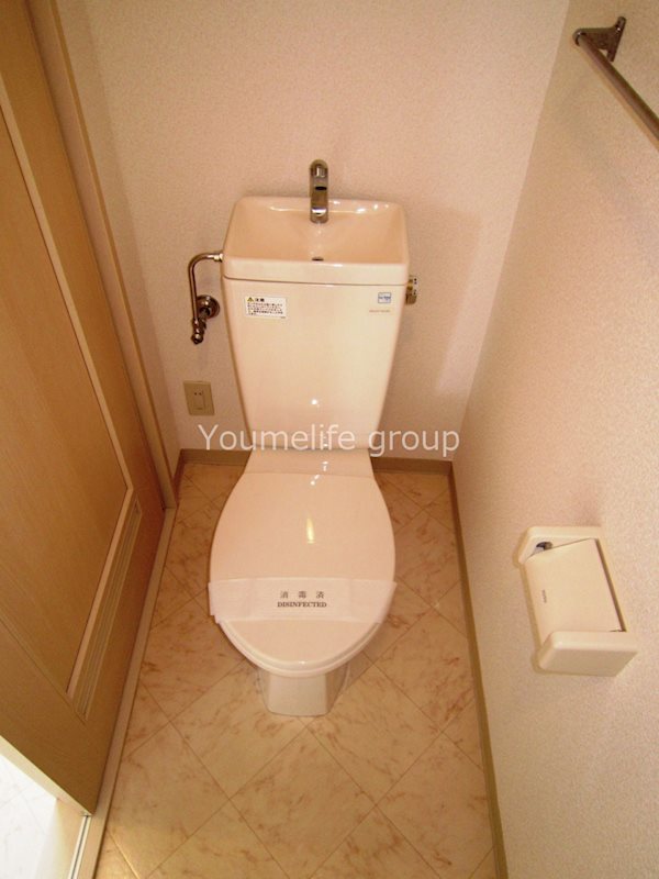 小田急江ノ島線 本鵠沼駅 徒歩9分 3階建 築20年のトイレ写真