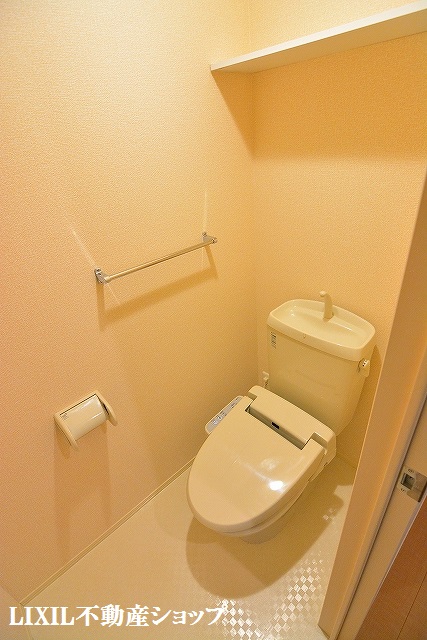 トイレ　上部に収納のある温水洗浄暖房便座付のトイレです。