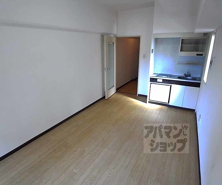 グランドムール五条烏丸の居間写真