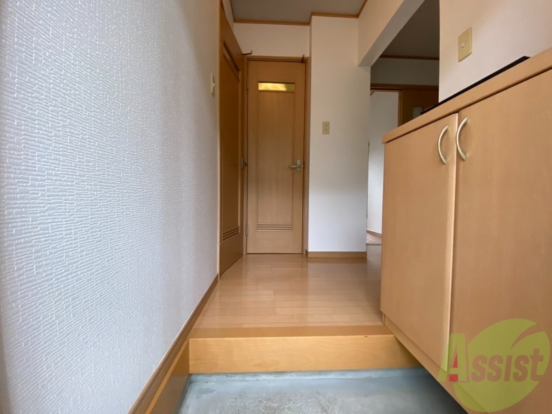 玄関　玄関から撮影しました。敷居が高くなくて安心ですね。