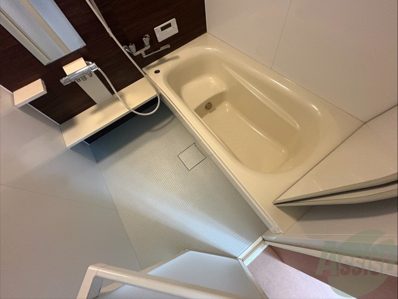バス・シャワールーム　お風呂です。広々したバスでゆっくりくつろげます。