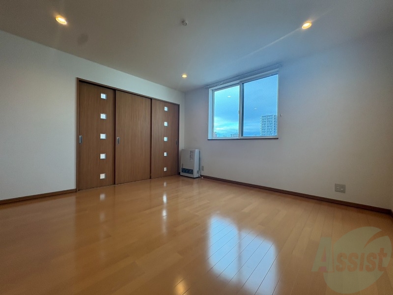 居室・リビング　木目のフローリングは落ち着きのある印象のお部屋になりますね。